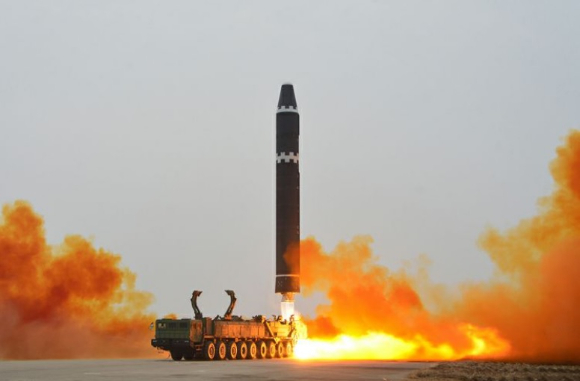 북한이 대륙간탄도미사일(ICBM) '화성-15형'을 고각 발사하고 있는 장면. [사진=뉴시스]