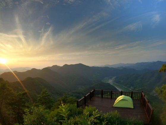 충북 옥천 어깨산에서의 일출. 이곳에서는 일몰도 감상할 수 있다. [사진 민미정].