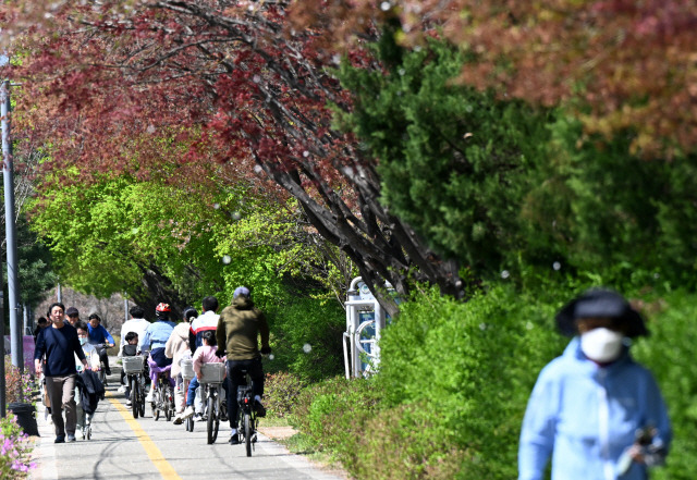 ▲ 공지천 주변 자전거도로에서 시민들이 자전거를 타며 주말을 즐기고 있다. [강원도민일보 자료사진]