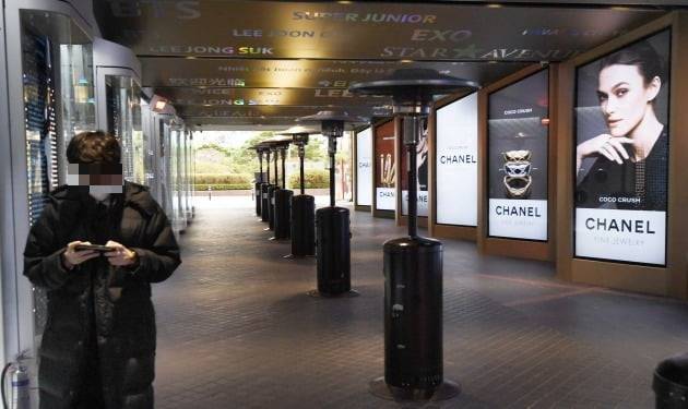 서울 을지로 롯데면세점이 중국인 보따리상이 없이 한산한 모습을 보이고 있다.  /사진=김범준 기자