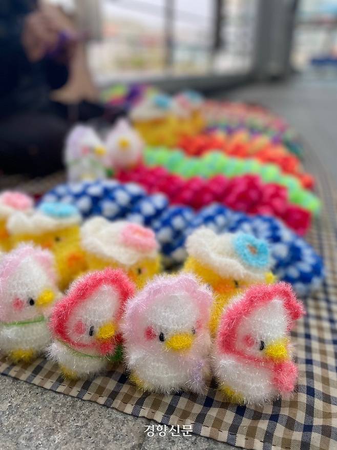 할머니의 수세미가 알려진 것은 지난해 가을이다. 한 누리꾼이 너구리 인형 모양의 수세미 사진을 공개하며 ‘할머니가 떠준 인형’으로 젊은층에게 큰 인기를 얻었다.