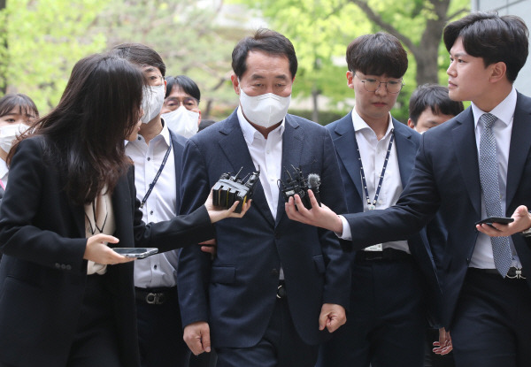 더불어민주당 ‘2021년 전당대회 돈봉투 의혹’ 핵심 피의자인 한국수자원공사 상임감사위원 강래구씨가 21일 서울 서초구 서울중앙지법에서 열린 구속 전 전 피의자 심문(영장심사)을 받기 위해 법정으로 향하고 있다. 연합뉴스