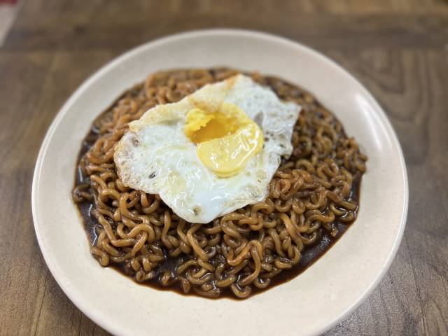 A dish of Korean black bean sauce noodles at Joil Food (Park Jun-hee/The Korea Herald)
