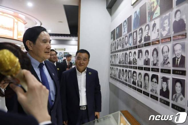 (창사 AFP=뉴스1) 우동명 기자 = 마잉주 전 대만 총통이 31일(현지시간) 후베이성 창사에 있는 어머니의 모교인 주남 고등학교를 방문하고 있다.   ⓒ AFP=뉴스1  Copyright (C) 뉴스1. All rights reserved. 무단 전재 및 재배포 금지.