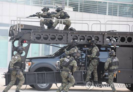 2022년 10월 27일 경기 고양시 일산동구 킨텍스에서 열린 2022 국가 대테러종합훈련에서 육군 특수전사령부 707특수임무단 대원들이 진압 시연을 위해 진입하고 있다.연합뉴스