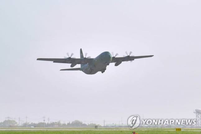 21일 공군 제5공중기동비행단에서 C-130J 수송기가 수단 교민철수 해외임무를 수행하기 위해 이륙하고 있다. 2023.4.21 연합뉴스