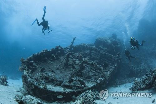 홍해에서 난파선을 수색하는 잠수부들. [기사 내용과는 관련 없음] [EPA 연합뉴스 자료사진. 재판매 및 DB 금지]