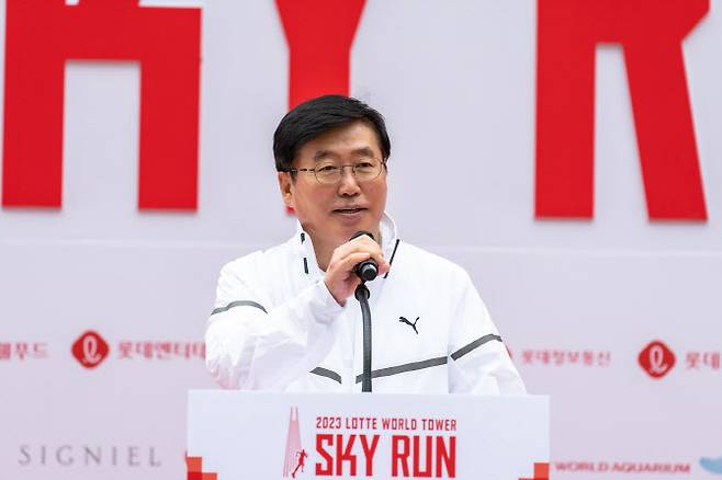 2023 스카이런(SKY RUN) 개회사를 하고 있는 류제돈 롯데물산 대표이사. (사진=롯데물산)