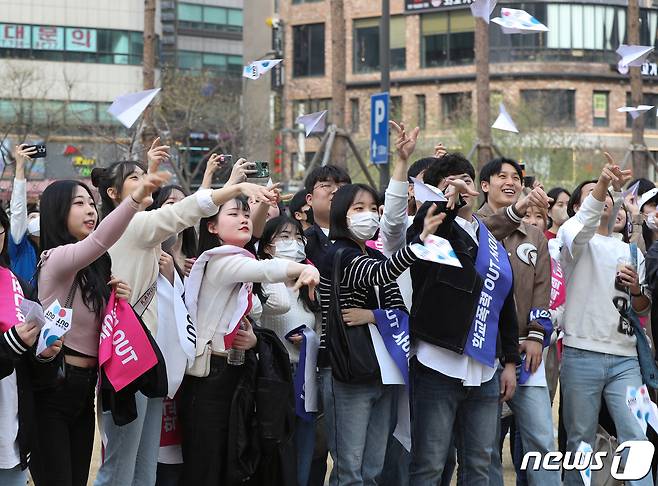 학교폭력·사이버폭력 예방 대국민 비폭력 캠페인 참가자들이 비폭력을 바라는 종이비행기를 날리고는 모습. /뉴스1 ⓒ News1 신웅수 기자