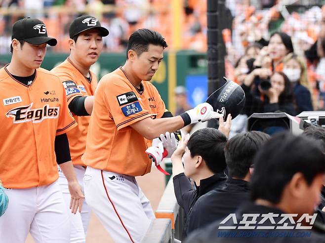 8회말 승부를 뒤집는 1타점 희생플라이를 날린 오선진. 대전=송정헌 기자songs@sportschosun.com