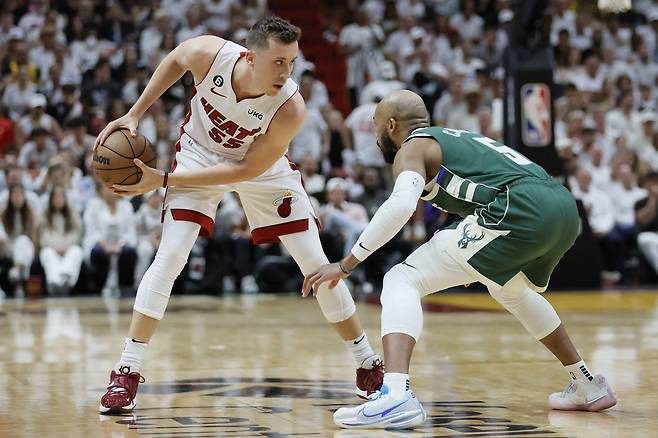 마이애미 히트의 던컨 로빈슨(왼쪽)이 23일 NBA 플레이오프 1라운드 3차전에서 밀워키 벅스의 지본 카터와 맞선 모습.