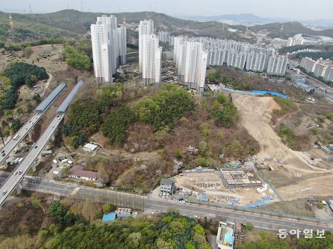 아파트가 지어진 지 2년이 넘었지만, 진출입 도로를 확보하지 못해 입주가 지연되고  있는 용인시 삼가2지구 공공지원 민간임대주택 단지. 용인시 제공