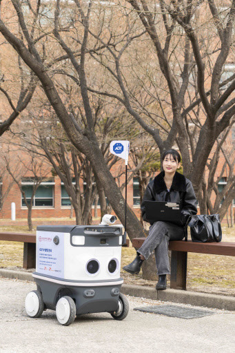 SKT가 자율주행 배달로봇 회사 뉴빌리티, 융합보안 서비스 회사 SK쉴더스와 손잡고 개발한 '자율주행 AI순찰로봇'이 덕성여대 캠퍼스에서 시범 순찰을 하고 있다.   SKT 제공