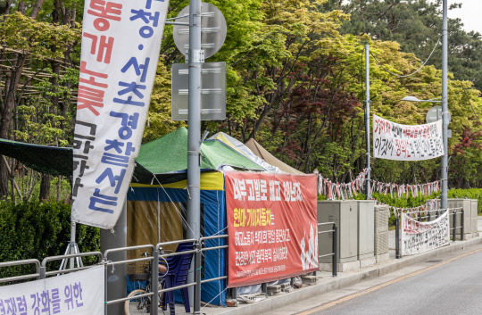 인도 점거한 천막     



23일 서울 서초구 양재동 현대자동차 사옥 일대에 현수막이 덕지덕지 걸려 있다. 시민들이 다니는 보행로 한복판에는 불법 시위 천막이 통행을 방해하고 있다.       







박동욱기자 fufus@dt.co.kr