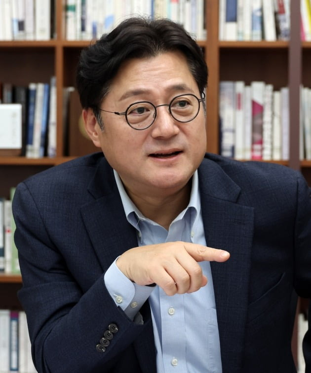 홍익표 더불어민주당 의원이 국회에서 원내대표 출마 관련 인터뷰를 하고 있다. 김병언 기자