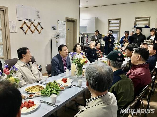 최민호 세종시장이 금암리 주민과 소통의 시간을 갖고 있다. 사진=세종시.