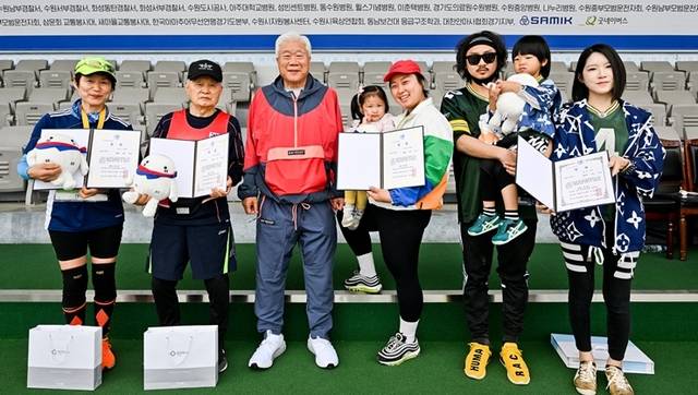 경기일보 이순국 사장과 대회 최고령, 최연소 남녀 참가자들이 기념촬영을 하고 있다. 특별취재반