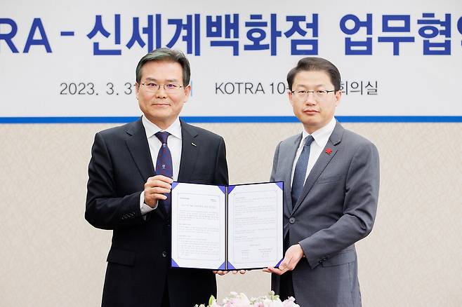 지난 3월 말 우정섭 신세계백화점 재무본부장(오른쪽)과 정외영 KOTRA 혁신성장본부장이 'ESG 패션 기업의 해외 진출 지원' 업무협약을 체결한 후 기념 촬영을 하고 있다. 신세계백화점