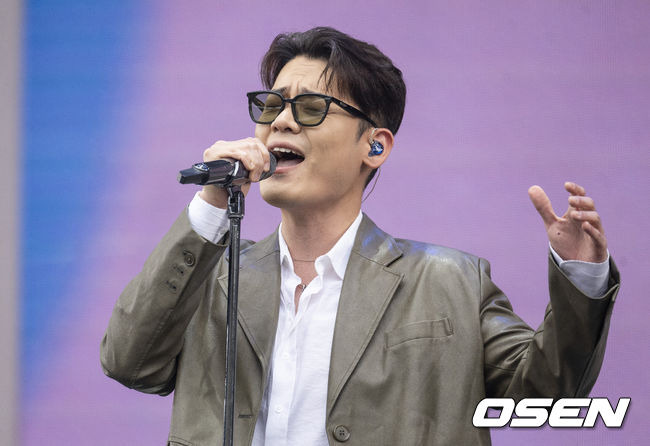 On the afternoon of the 23rd,  ⁇  2023 Love Thumb Festival - inconvenient convenience store  ⁇  event was held at the main stadium of Jamsil Sports Complex in Seoul.Rapoem Yoo Chae-hoon is giving a great performance. 2023.04.23