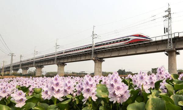승객 탑승이 가능한 중국·라오스 고속열차가 17일 양국 국경을 잇는 간란바 철교 위를 달리고 있다.&nbsp;보텐=신화통신·연합뉴스