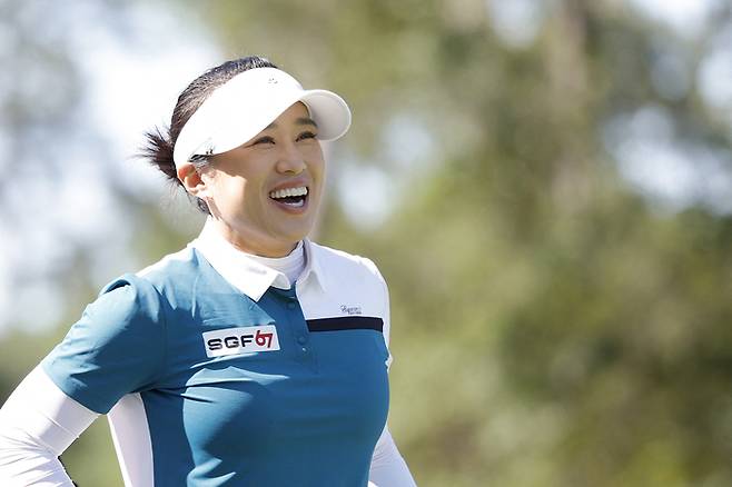 양희영이 23일 미국 텍사스주 우들랜즈 더 클럽 앳 칼턴우즈에서 열린 LPGA 투어 셰브론 챔피언십 3라운드 2번홀 티잉 그라운드에서 환한 웃음을 짓고 있다.  우들랜즈｜AFP연합뉴스