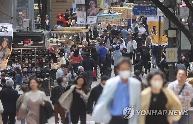 의류·신발 물가 6.1%↑ 11년만에 최고 (서울=연합뉴스) 류효림 기자 = 지난달 의류·신발 물가가 1년 전보다 6% 넘게 올라 11년여 만에 가장 높은 상승률을 기록했다. 23일 통계청의 지출목적별 소비자물가지수를 보면 지난 3월 의류 및 신발 물가는 1년 전보다 6.1% 상승했다. 이는 2011년 11월(6.3%) 이후 11년 4개월 만에 최고치다. 사진은 이날 서울 명동거리 모습. 2023.4.23 ryousanta@yna.co.kr