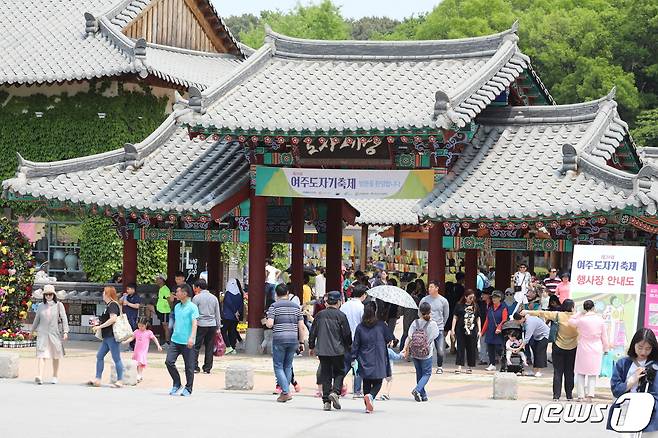 2019년 신륵사관광단지 일원에서 열린 제31회 여주도자기축제 때 모습.(여주세종문화관재단 제공)