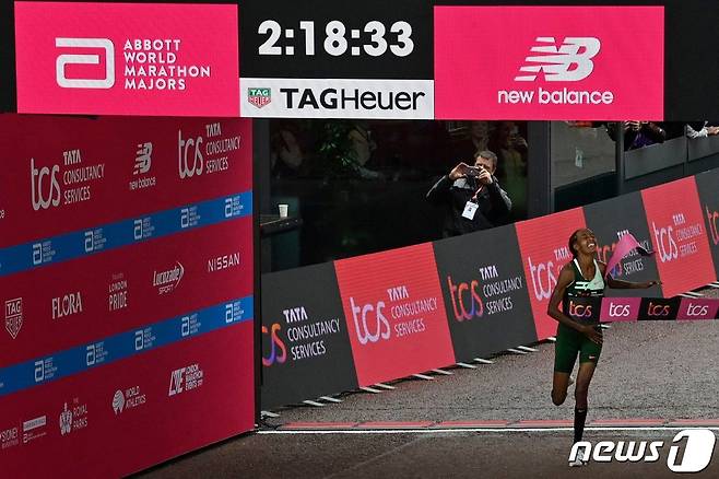 런던 마라톤 우승을 차지한 네덜란드 시판 하산. ⓒ AFP=뉴스1