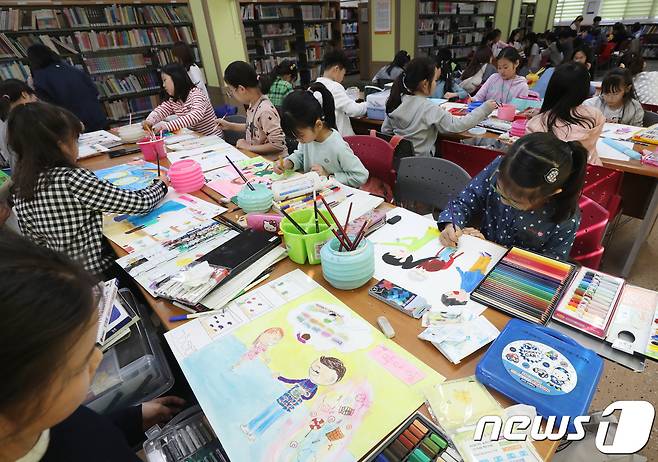 16일 오후 서울 종로구 어린이도서관에서 열린 '제31회 어린이 독서감상화그리기대회'에 참가한 어린이들이 그림을 그리고 있다. 2018.4.16/뉴스1 ⓒ News1 박지혜 기자