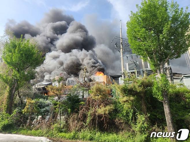 산불로 번진 경남 밀양시 상남면 한국카본 2공장 화재. ⓒ News1