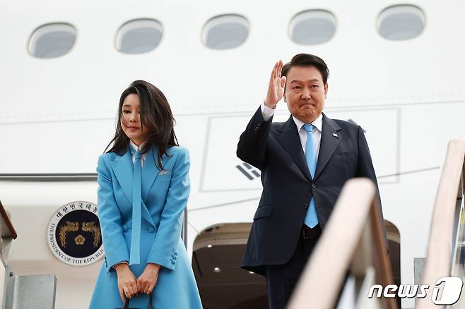 5박7일 간의 미국 국빈 방문길에 오르는 윤석열 대통령과 김건희 여사가 24일 경기도 성남 서울공항에서 공군 1호기에 탑승해 인사하고 있다. (대통령실 제공) 2023.4.24/뉴스1 ⓒ News1 오대일 기자