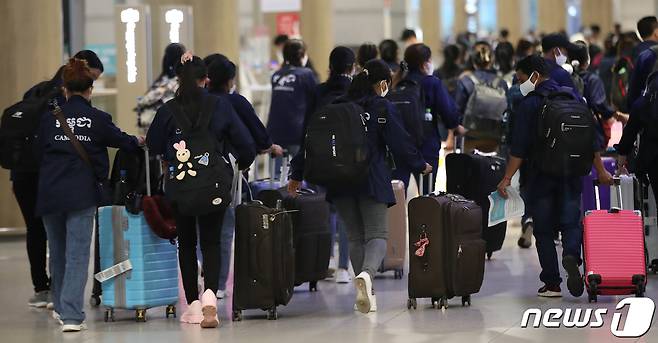 인천국제공항 제1여객터미널 입국장에 외국인 근로자가 입국하고 있다.  ⓒ News1 DB