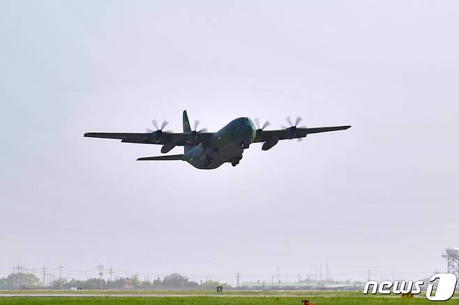 21일 공군 제5공중기동비행단에서 C-130J 수송기가 수단 교민철수 해외임무를 수행하기 위해 이륙하고 있다. (국방부 제공) 2023.4.21/뉴스1