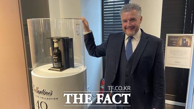 발렌타인 40년 마스터클래스 컬렉션이 108병 중 6병이 국내에 들어온다. 선착순 판매로 진행되며 국내 출고가는 2000만 원이다. 사진은 샌디 히슬롭 발렌타인 마스터 블렌더가 발렌타인 40년 마스터클래스 컬렉션과 함께 기념 촬영을 하고 있다. /박지성 기자