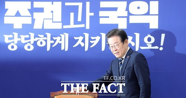 이재명 더불어민주당 대표는 24일 오후 윤석열 대통령의 WP 인터뷰 일본 관련 발언에 대해 "대한민국 대통령의 발언인가 의심이 될 정도로 도저히 이해할 수 없는 발언"이라며 "참으로 당황스럽고 참담하다"라고 규탄했다. 이 대표가 이날 오전 국회에서 열린 최고위원회의에 참석하는 모습. /뉴시스