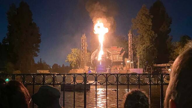 불타고 있는 디즈니랜드 '불 뿜는 용' (사진출처 : 연합뉴스)
