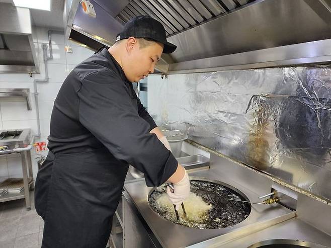 지난 20일 오후 서울시 강남구 삼성로에 위치한 노랑푸드 본사 7층 R&D센터에서 이선용 연구원이 치킨 조리 과정 시범을 보이고 있다.ⓒ임유정 기자