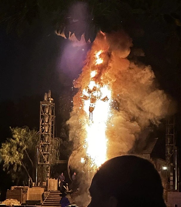 22일(현지시간) 오후 11시께 미국 캘리포니아 디즈니랜드 공연 중 ‘불 뿜는 용’이라는 이름의 소품이 불길에 휩싸였다. 사진=트위터 갈무리