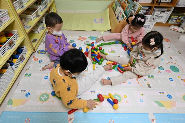 12일 서울의 한 가정어린이집에서 아이들이 블록형 교보재를 이용한 놀이활동을 하고 있다. 최주연 기자