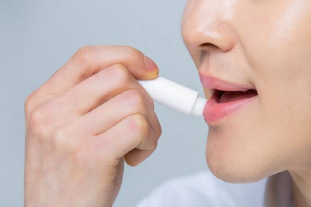 입술 각질이 많다면 침 바르는 습관을 피하고, 바세린·라놀린 등의 보습 성분이 100% 이거나 비타민E 성분이 함유된 입술 보호제를 바르는 게 좋다./사진=게티이미지뱅크