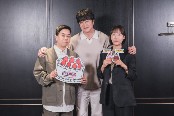 ‘더 디저트’ 정종찬 PD(왼쪽부터), MC 성시경, 김나현 PD. 사진제공=티빙 