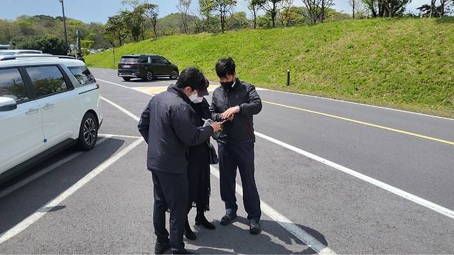 지난 15일 제주시 조천읍에서 무등록 여행업자 A씨가 적발돼 조사를 받는 모습 (사진, 제주자치경찰단)