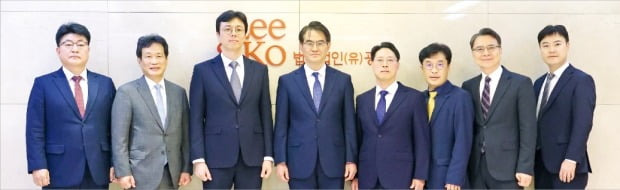 왼쪽부터 정규종 전문위원, 장영섭·김현웅·김형근·권태경 변호사, 박상준 수석전문위원 하은수 고문, 유형민 변호사. /광장 제공