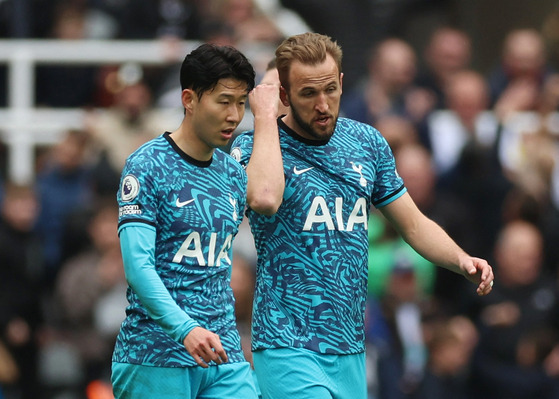 Son Heung-min, left, and Harry Kane react after Newcastle score their fourth goal in the 19th minute of a game at St James’ Park in Newcastle on Sunday. “There are no words to explain a performance like this,” Tottenham Hotspur interim manager Cristian Stellini said after the 6-1 loss, so we won’t even try.  [REUTERS/YONHAP]