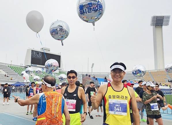 200번이 넘는 풀코스 완주 기록을 세운 윤동기씨. 이은진기자