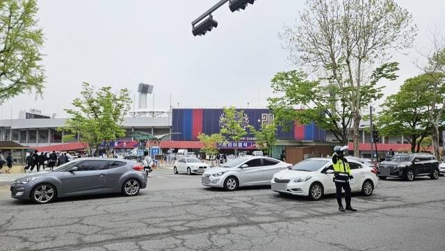 원활한 경기 운영을 위해 경찰관이 교통통제를 진행하고 있다. 오민주기자