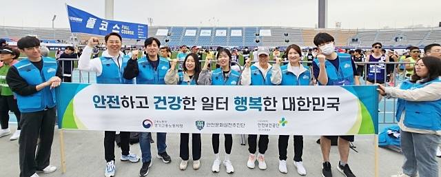 고용노동부 경기지청과 한국산업안전보건공단 경기지역본부 관계자들이 안전하고 건강한 일터를 위한 캠페인을 진행하고 있다. 김정규기자
