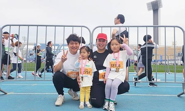 생애 첫 마라톤을 완주한 '만 3세' 최연소 참가자 이도연양과 가족. 이은진기자