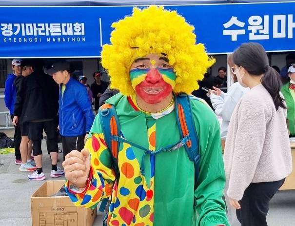 삐에로 분장을 한 이영길씨. 이대현기자 