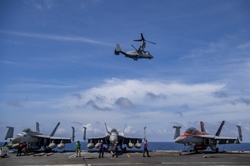 미 해병대 MV-22 오스프리 수직이착륙기가 비행하는 모습/사진=연합뉴스